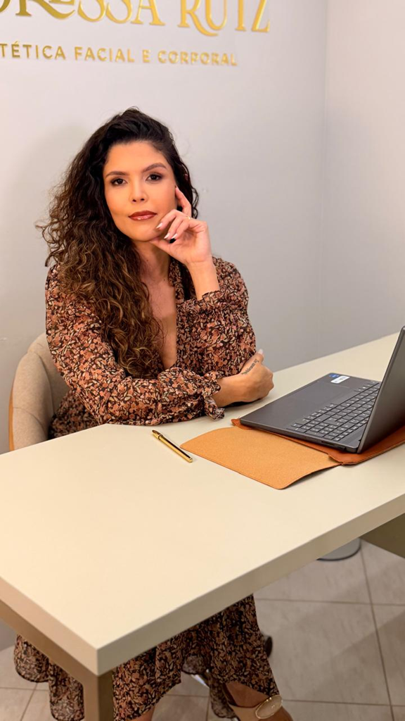 Dra. Marissa Mourão em atendimento no consultório