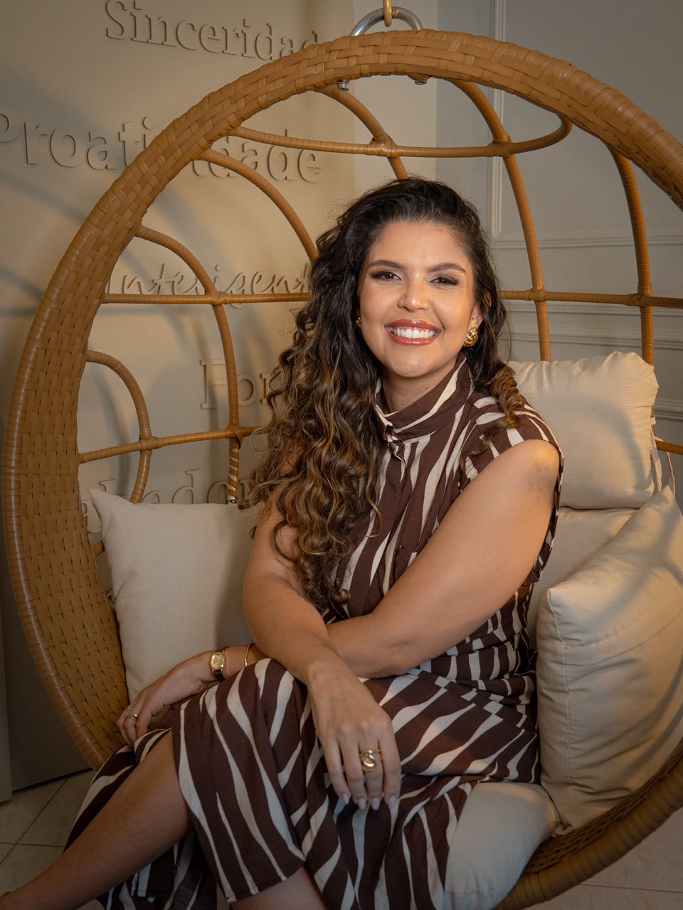 Dra. Marissa Mourão em ambiente acolhedor, pronta para receber a paciente